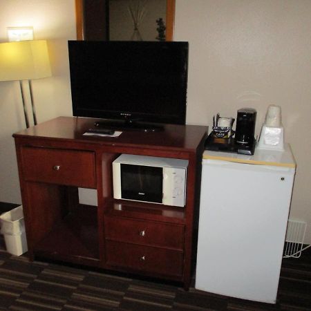 Super 8 By Wyndham Madison Hotel Buitenkant foto