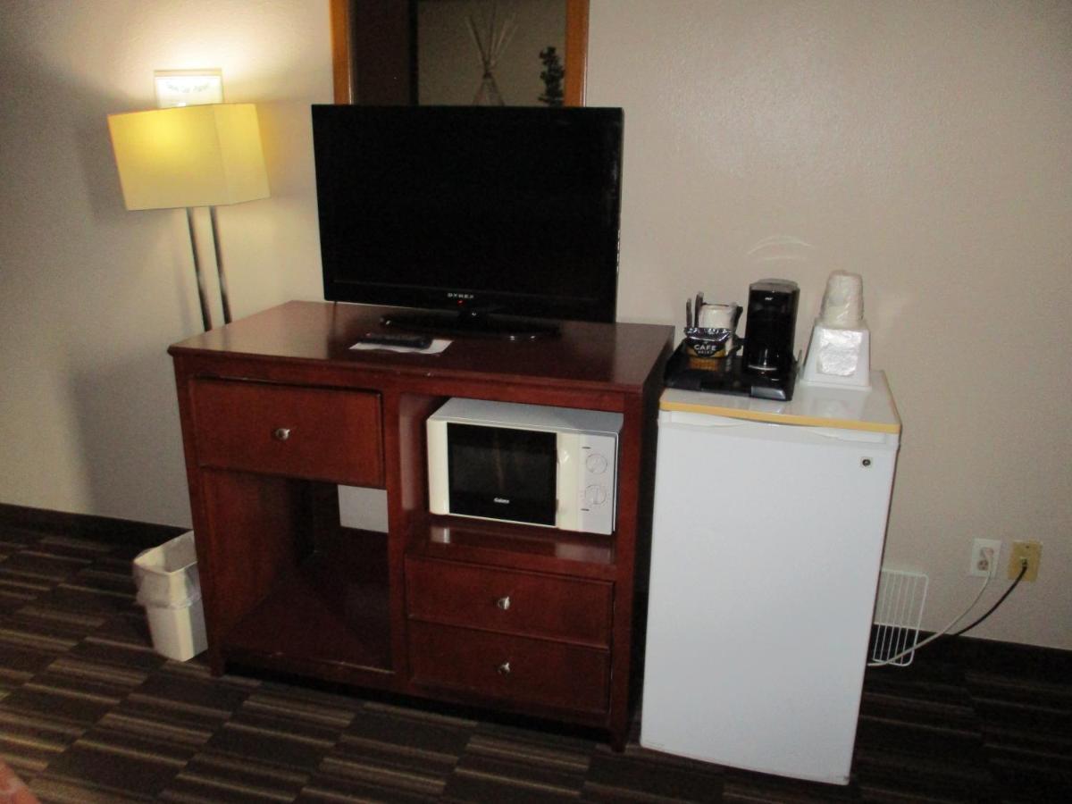 Super 8 By Wyndham Madison Hotel Buitenkant foto
