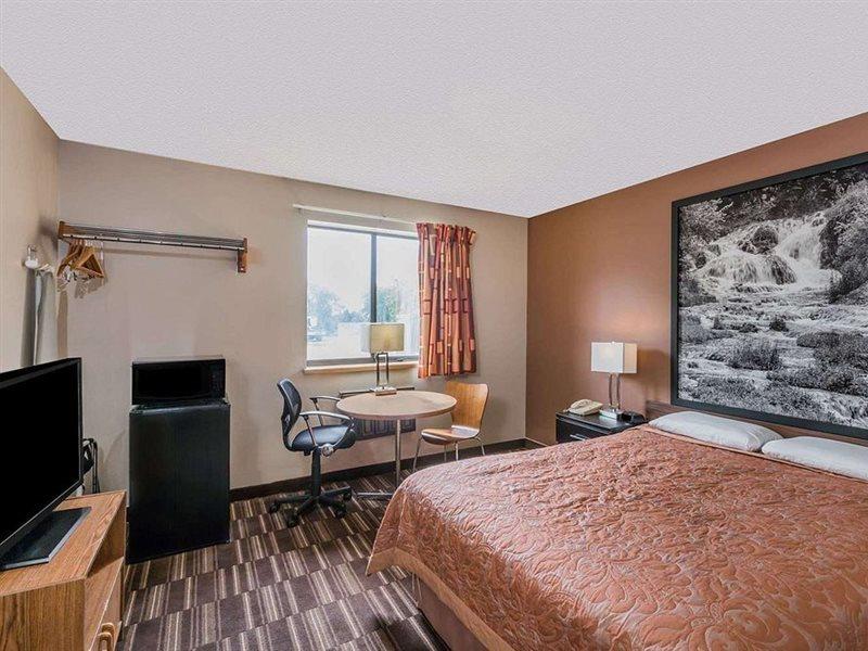 Super 8 By Wyndham Madison Hotel Buitenkant foto