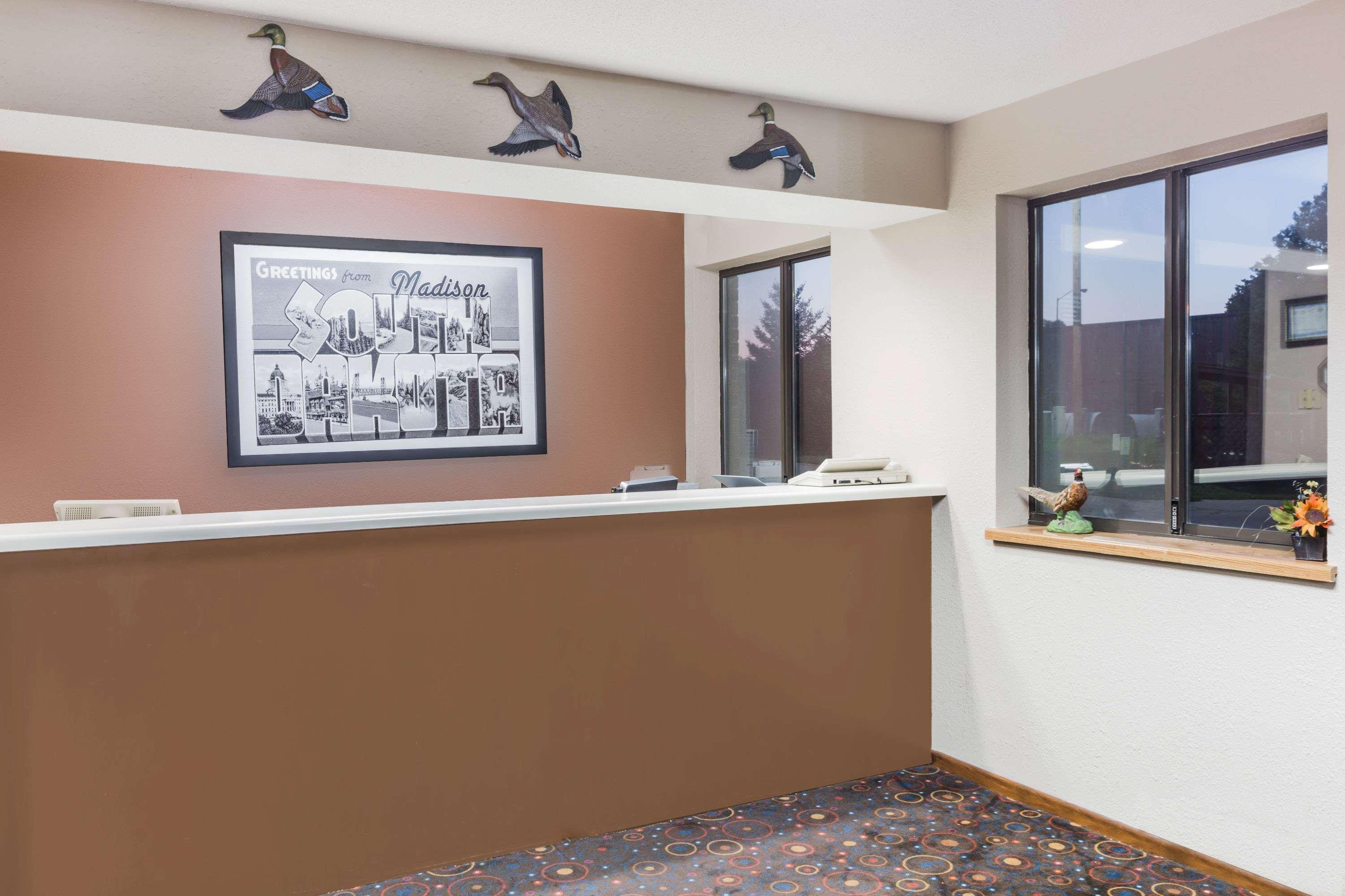 Super 8 By Wyndham Madison Hotel Buitenkant foto